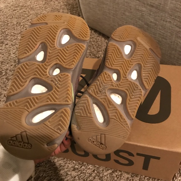Adidas Yeezy Boost 700 Mauve - Picture 4 of 5